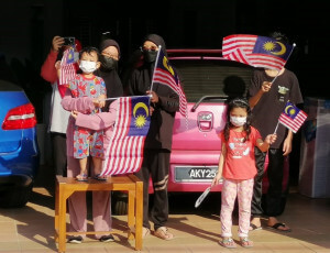 Gelagat penduduk yang meraikan kempen kibar Jalur Gemilang di kediaman masing-masing.