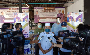 Syed Abu Hussin Hafiz Syed Abdul Fasal ketika ditemuramah oleh pihak media.