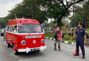 Antara kenderaan unik yang hadir ketika edaran bendera Jalur Gemilang sedang dijalankan.