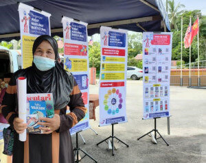 Pengunjung booth PMR yang datang berkunjung untuk mendapatkan bahan penerbitan seperti risalah, majalah dan juga poster.