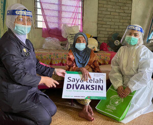 Dr Shafiqa (kanan) bersama Sari Saman, 102, penerima vaksin tertua di daerah Sik.