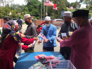 Edaran Jalur Gemilang dan makanan (Food Pack) kepada ahli jemaah Solat Jumaat.