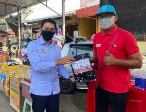 Edaran Merdeka Kit diagihkan kepada peniaga-peniaga di Pasar Awam Selama.
