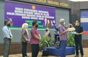 Gimik pemberian makanan percuma oleh badan korporat kepada YB Dato' Seri Mahdzir Bin Khalid.
