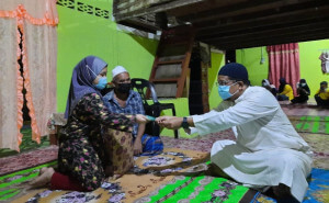 Ahli Parlimen Sik, Ahmad Tarmizi Sulaiman , memberi sedikit sumbangan ketika mengunjungi rumah adik Iylia semalam.