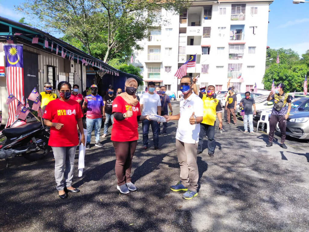 Majlis Simbolik Serahan Jalur Gemilang Pegawai Penerangan Daerah Klang kepada Pengerusi Penduduk Apartment Andorra.