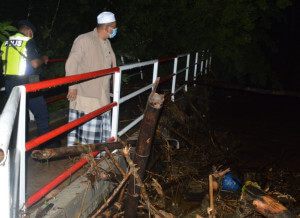 Beliau turut meninjau titi yang rosak akibat banjir.