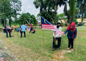 Proses penanaman pokok sedang dijalankan di sekitar Taman Tasik Selama .