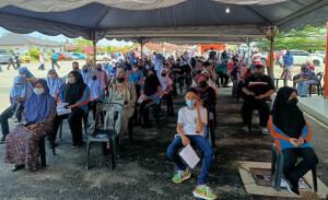 Kehadiran pelajar bersama ibu bapa atau penjaga untuk menerima suntikan vaksin.