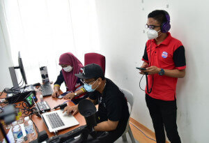 Mohd Fauzi (berdiri) memantau kelancaran teknikal sepanjang program berlangsung.