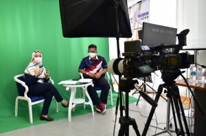 Hanita Izam bersama moderator, Mohd Zailani Othman, Pembantu Penerangan Pejabat Penerangan Daerah Kinta di sebalik takbir pelaksanaan program yang berlangsung pagi tadi.