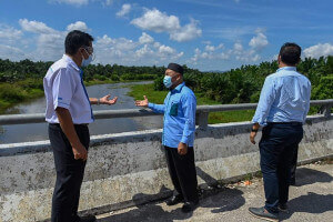 Datuk Seri Tuan Ibrahim Tuan Man Ibrahim Man meninjau kawasan di sekitar Seri Medan. 