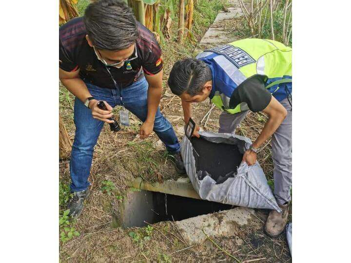 LUAS meletakkan 14 beg Serbuk Karbon Teraktif di dua lokasi aliran āsumpā berhampiran premis tersebut untuk mengawal sebarang pencemaran ke Sungai Semenyih.