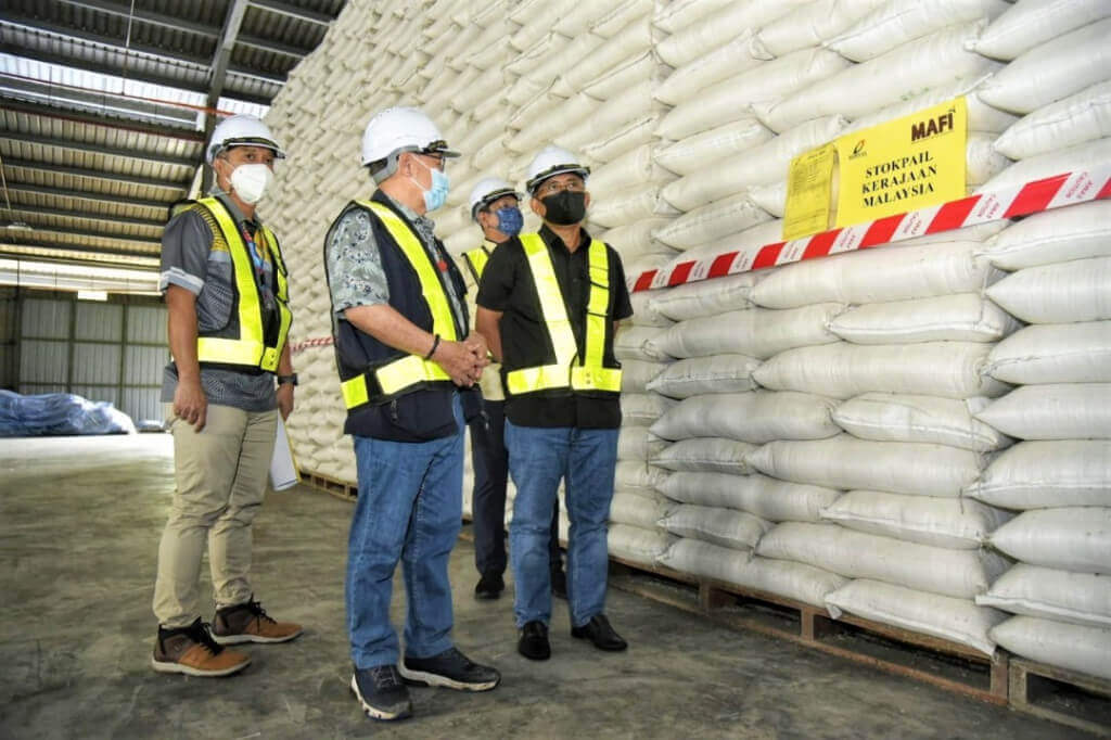 PERIKSA...Ronald (kanan) dan Jeffry (tengah) semasa lawatan pemeriksaan gudang stokpail.