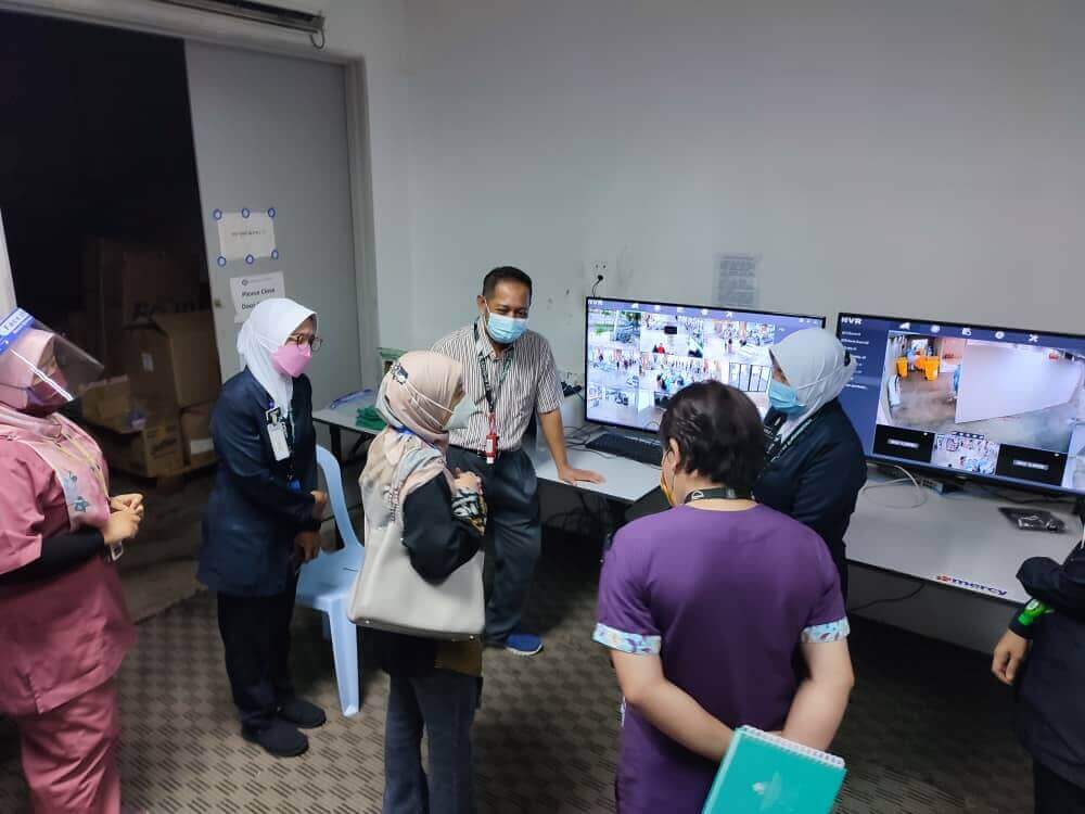 Lawatan dan tinjauan ke salah sebuah dewan yang menempatkan pesakit COVID-19 di PKRC Bersepadu MAEPS 2.0.