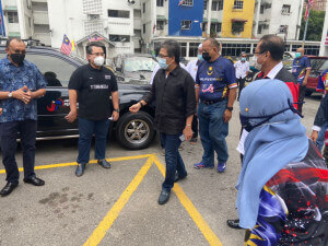Datuk Seri Johari Abdul Ghani tiba di PPR Jelatek bagi Program Merdeka@Komuniti Parlimen Titiwangsa.