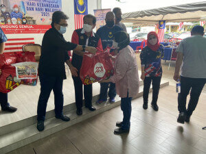 Majlis penyerahan sumbangan kepada golongan yang terkesan akibat pandemik COVID-19.