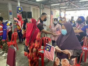 Sebahagian penerima sumbangan bakul makanan pada Program Merdeka@Komuniti Parlimen Titiwangsa.