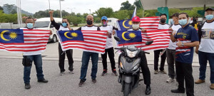 Datuk Dr Mohd Puad Zarkashi (dua dari kanan) mengetuai konvoi Kibaran Jalur Gemilang. 