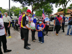 Bantuan pek makanan kepada golongan OKU yang disampaikan oleh JPKD Senggarang. 