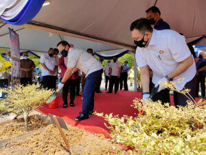 Datuk Hasni Mohamad menyempurnakan simbolik program dengan menanam Pokok Bucida di Perkarangan Dewan Parit Puteri Menangis bersama-sama Pegawai Daerah Pontian (kanan).