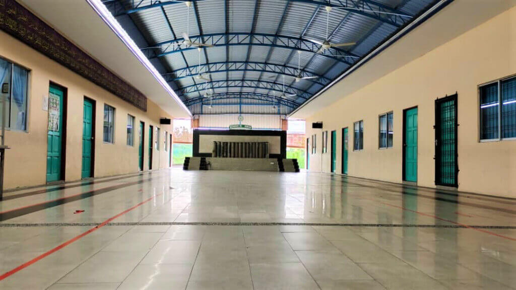 Deretan bilik darjah dan ruang legar Sekolah Agama Rakyat Nurul Hikmah, di sini.