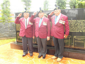 Dajai (Kiri) bersama veteran yang digelar Bujang Berani sewaktu program peringatan Pahlawan Renjer Sarawak di Makam Pahlawan di Jalan Taman Budaya Kuching.