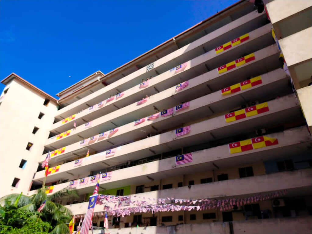 Hiasan Jalur Gemilang di Flat Seri Perantau, Klang.