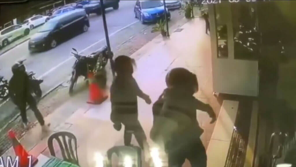 Tiga orang suspek memakai topi keledar yang menyamun kedai emas di Simpang Tiga, Gombak semalam.