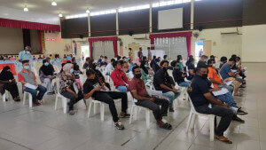 Para penerima vaksin di PPV SJKC Mawai sedang menunggu untuk menerima suntikan vaksin. 