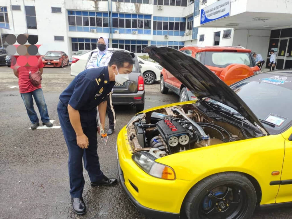 Pegawai Jabatan Pengangkutan Jalan sedang melakukan pemeriksaan terhadap sebuah kenderaan yang disita.
