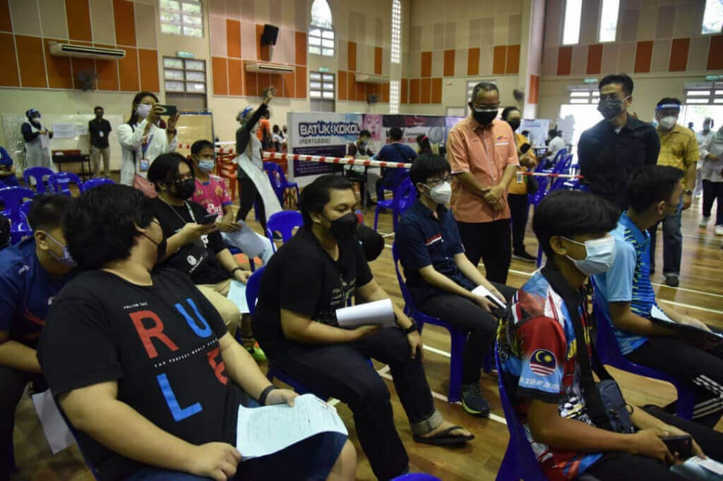 Rithuan dan Ismuni beramah mesra dengan beberapa remaja yang sedang menunggu giliran.
