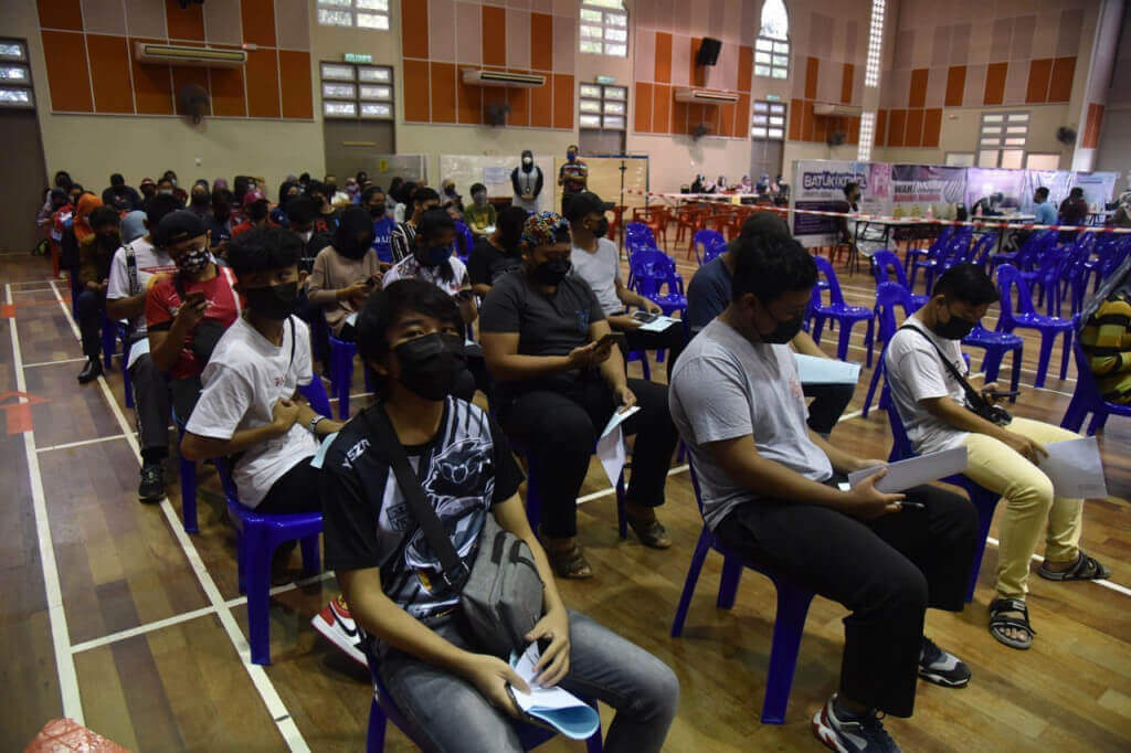Program Imunisasi COVID-19 Remaja berjalan lancar dan teratur.