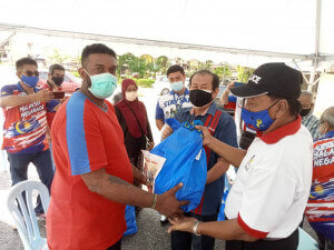 Antara penerima sumbangan bakul makanan pada Program Merdeka@Komuniti di Dewan Taman Melati, Wangsa Maju, Kuala Lumpur.