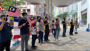 Nyanyian Jalur Gemilang beramai-ramai mengakhiri Program Program Sepakat@Komuniti Parlimen Bukit Bintang.