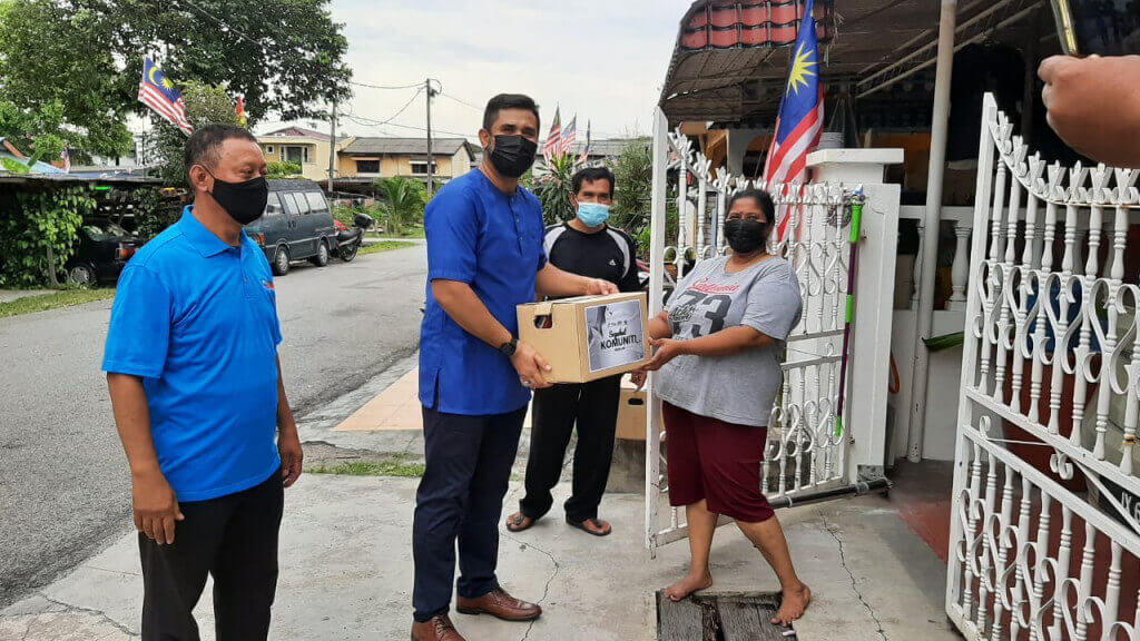 Pengerusi Persatuan Warga Klang Muhamad Hedrin bin Ramli menyampaikan sumbangan barangan makan kepada Puan Santi a/p Mutusamy.