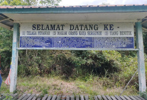 Papan tanda sejarah di Kampung Jemoreng.
