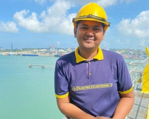 Steven Sigal bekerja sebagai juruteknik Elektrik di Syarikat Elektronik Luar Pantai Sarawak.