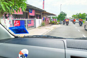 Bendera Jalur Gemilang menghiasai setiap rumah penduduk Zon Hibiscus Taman Pulai Indah hasil gotong-royong sempena sambutan Bulan Kebangsaan dan Hari Malaysia.