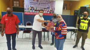 Asdazairi menyampaikan sumbangan bakul makanan kepada penduduk setempat.