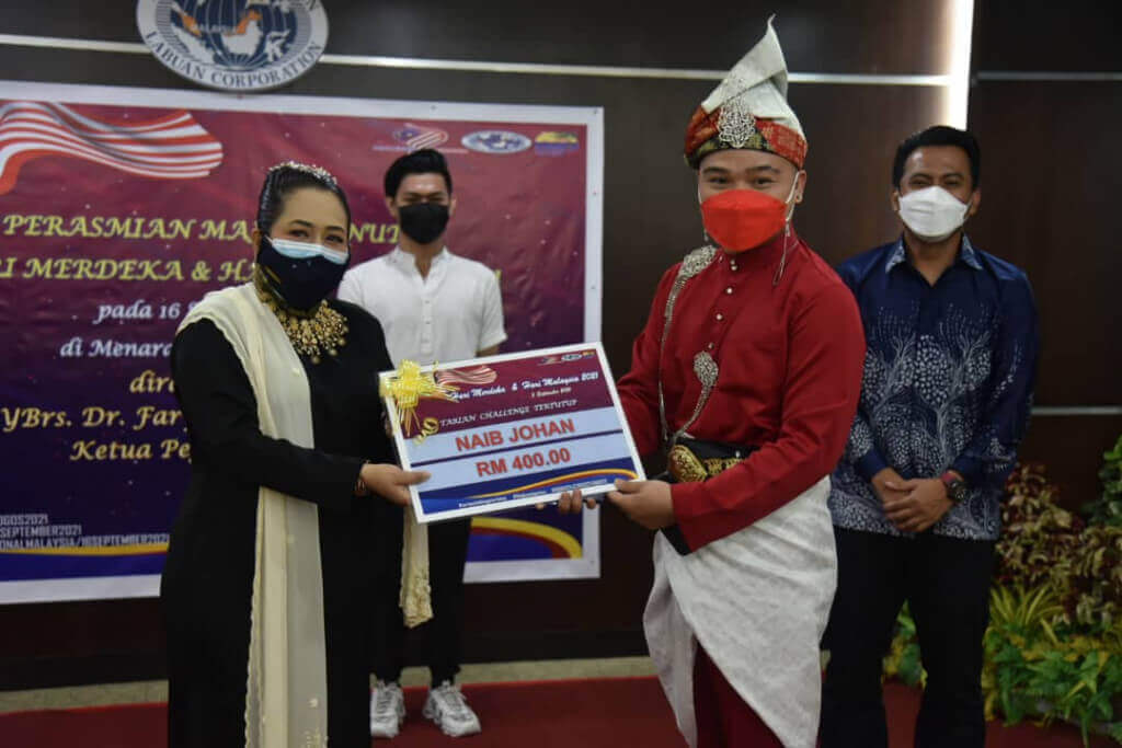 Fary (kiri) menyampaikan hadiah kepada pemenang Naib Johan Pertandingan Tarian Challenge.