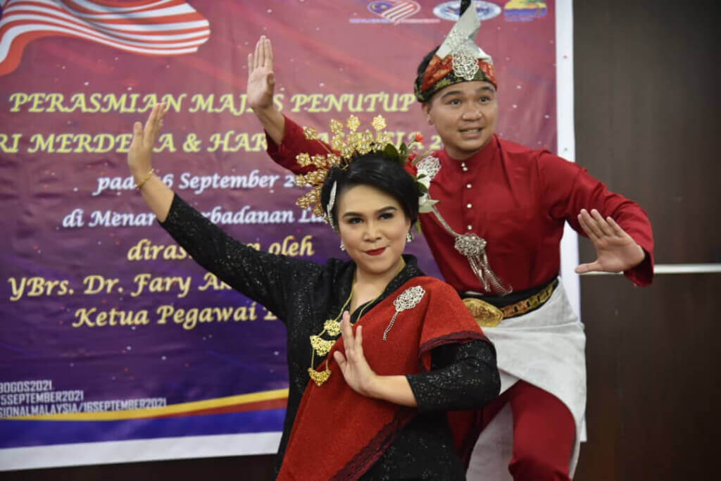 Persembahan dari pemenang Naib Johan Pertandingan Tarian Challenge.