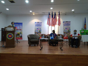 Johanul menyampaikan ucapan pada Program Sepakat@Komuniti di Dewan Rekreasi Yayasan Pendidikan Cheras.