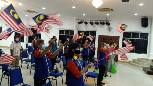 Para peserta menyanyikan lagu patriotik sempena Program Sepakat@Komuniti.