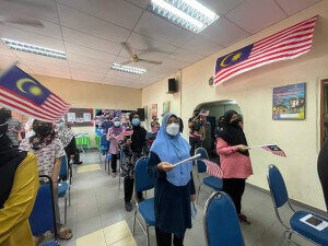 Para tetamu menyanyikan lagu Jalur Gemilang mengakhiri Program Sepakat@Komuniti Peringkat Parlimen Seputeh dengan kerjasama MPP Sub Zon 6, Parlimen Seputeh.
