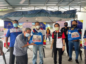 Penerima menerima sumbangan daripada tetamu kehormat yang hadir semasa Program Sepakat@Komuniti Peringkat Parlimen Seputeh dengan kerjasama MPP Sub Zon 6, Parlimen Seputeh.