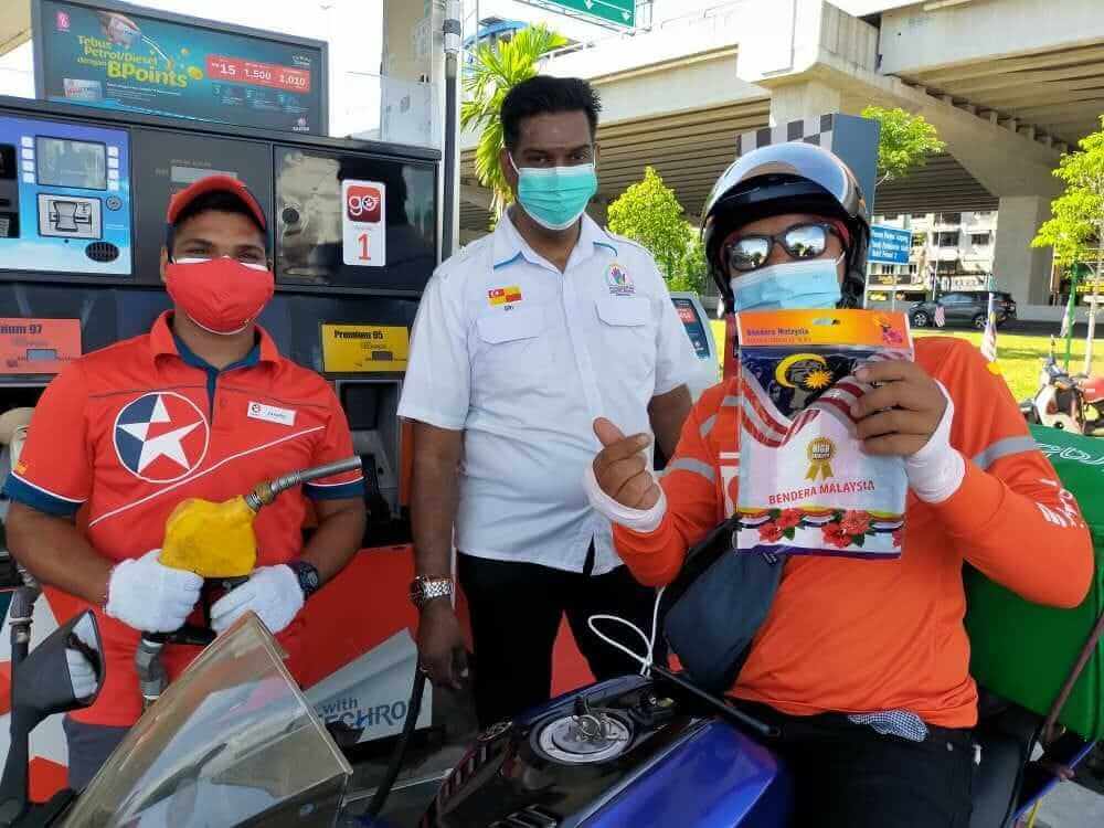 Edaran Jalur Gemilang dan pelitup muka juga diedarkan secara percuma kepada semua penunggang motosikal dan orang awam di stesen petrol ini.