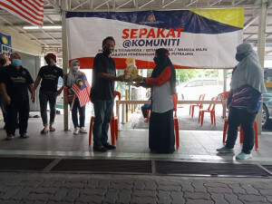 Muhamad Asbullah menyampaikan cenderamata daripada Persatuan Kebajikan Jalinan Kasih Setiawangsa kepada Maria.