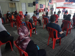 Penduduk setempat yang hadir di Program Sepakat@Komuniti menyanyikan lagu-lagu patriotik.