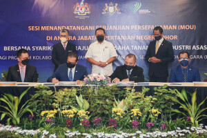 Sesi Menandatangani Perjanjian Persefahaman (MoU) di antara Jabatan Pertanian Negeri Johor bersama syarikat peneraju dan pengusaha tanaman serta industri asas tani.